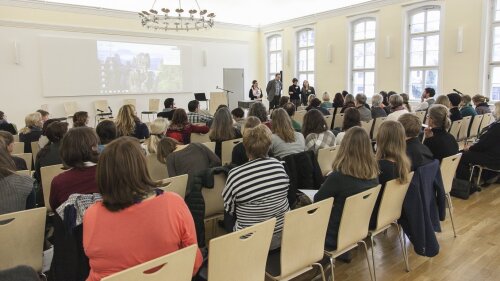 Publikum bei einer Veranstaltung der Arbeitsgruppe