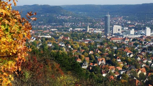 Blick von den Sonnenbergen im Herbst auf die Stadt Jena.