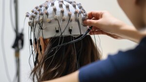 Person mit einem EEG-Sensor, der die Gehirnaktivität misst