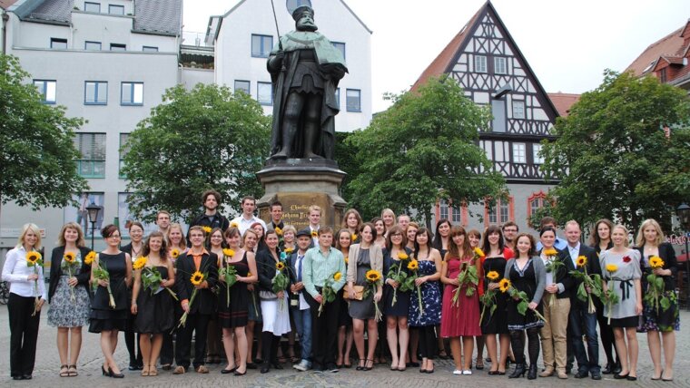 Die AbsolventInnen der Kommunikationswissenschaft auf dem Marktplatz in Jena