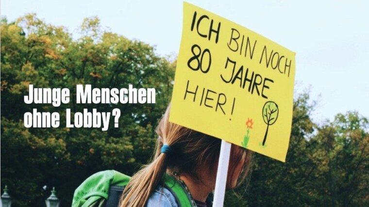 Ein Kind hält ein "Ich bin noch 80 Jahre hier"-Schild hoch