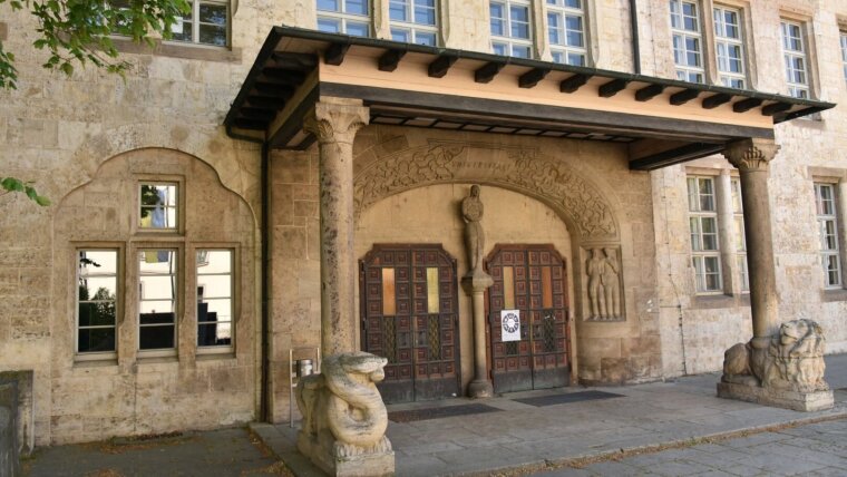 Blick auf die Eingangstür am Fürstengraben 1, Universitätshauptgebäude der Friedrich-Schiller-Universität Jena, aufgenommen am 12.05.2022 in Jena