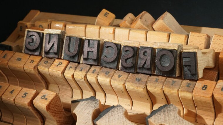 Symbolbild: Das Wort "Forschung", zusammengesetzt aus Buchstaben-Stempeln