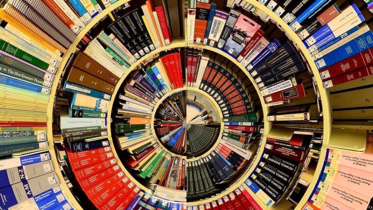 Bücher in einem runden Regal